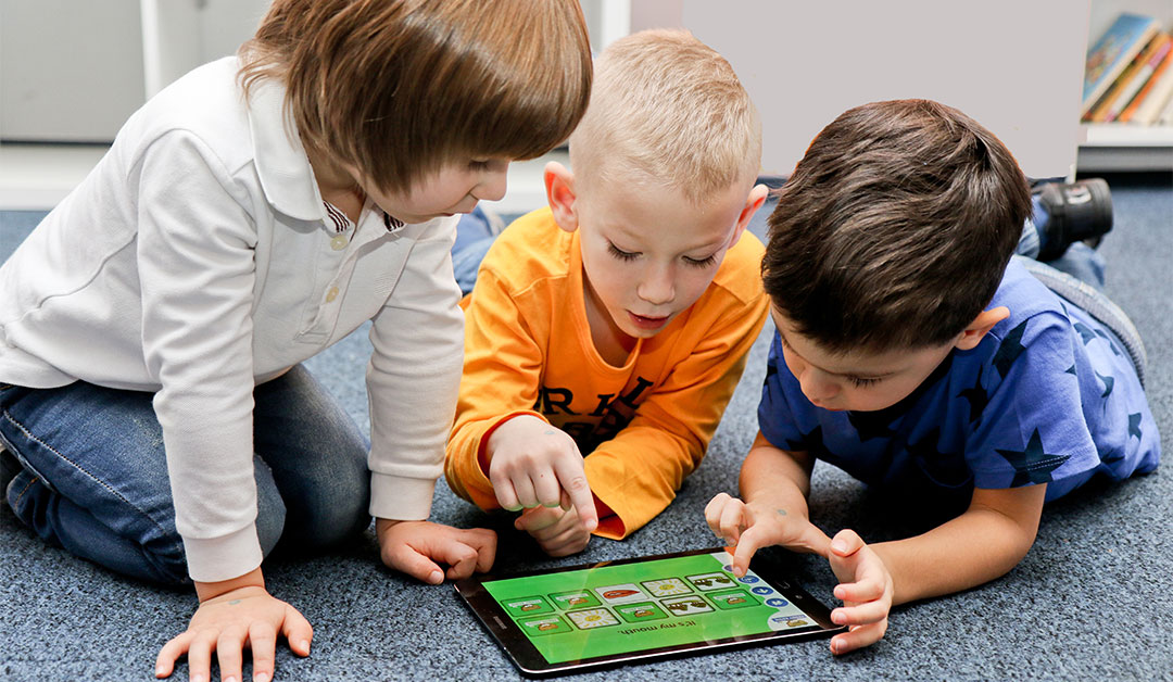 children and tablet, online teaching